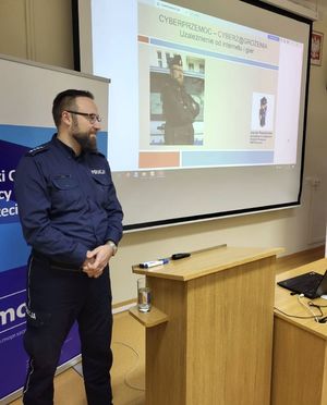 Policjant z Komendy Miejskiej w Szczecinie gościem wyjątkowego seminarium w ramach kampanii Białej Wstążki