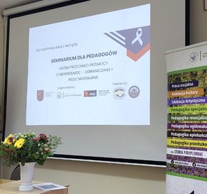 Policjant z Komendy Miejskiej w Szczecinie gościem wyjątkowego seminarium w ramach kampanii Białej Wstążki