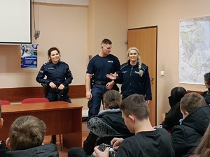 Walka z cyberprzemocą - policjanci edukują młodzież ze szczecińskich szkół