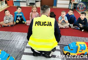 Bezpieczeństwo na drodze od przedszkola: Policjanci z „drogówki” edukowali kolejną grupę najmłodszych szczecinian