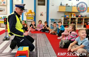 Bezpieczeństwo na drodze od przedszkola: Policjanci z „drogówki” edukowali kolejną grupę najmłodszych szczecinian