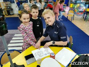 Bezpieczeństwo na drodze od przedszkola: Policjanci z „drogówki” edukowali kolejną grupę najmłodszych szczecinian