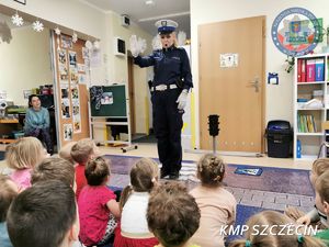 Przygoda z bezpieczeństwem: policjanci ze szczecińskiego Wydziału Ruchu Drogowego gościli w Przedszkolu Publicznym nr 30