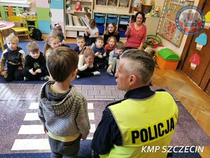 Przygoda z bezpieczeństwem: policjanci ze szczecińskiego Wydziału Ruchu Drogowego gościli w Przedszkolu Publicznym nr 30