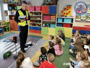 Policjanci z wizytą edukacyjną u przedszkolaków