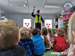 Policjanci z wizytą edukacyjną u przedszkolaków