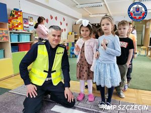 Policjanci z wizytą edukacyjną u przedszkolaków