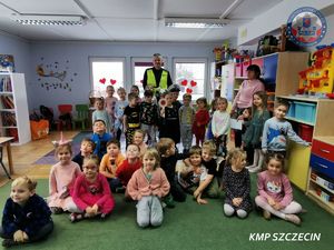 Policjanci z wizytą edukacyjną u przedszkolaków