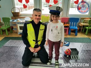 Policjanci z wizytą edukacyjną u przedszkolaków