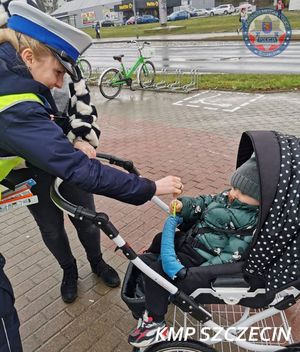 &quot;Podaruj ukochanej osobie odblask” – walentynkowa akcja szczecińskiej „Drogówki”