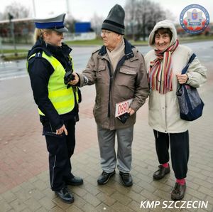 &quot;Podaruj ukochanej osobie odblask” – walentynkowa akcja szczecińskiej „Drogówki”