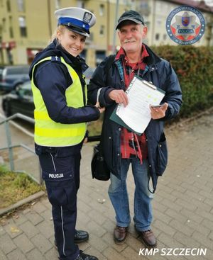 &quot;Podaruj ukochanej osobie odblask” – walentynkowa akcja szczecińskiej „Drogówki”