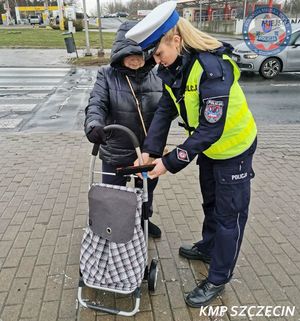 &quot;Podaruj ukochanej osobie odblask” – walentynkowa akcja szczecińskiej „Drogówki”