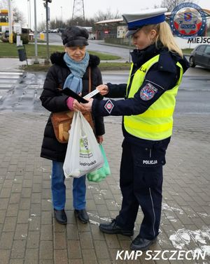 &quot;Podaruj ukochanej osobie odblask” – walentynkowa akcja szczecińskiej „Drogówki”