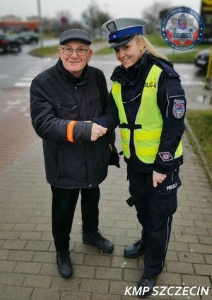 &quot;Podaruj ukochanej osobie odblask” – walentynkowa akcja szczecińskiej „Drogówki”