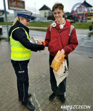 &quot;Podaruj ukochanej osobie odblask” – walentynkowa akcja szczecińskiej „Drogówki”