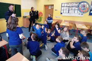 Policyjna lekcja bezpieczeństwa w Szkole Podstawowej nr 56 w Szczecinie