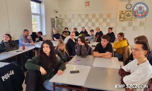 Szczecińscy funkcjonariusze promowali swój zawód – tym razem w Pierwszym Prywatnym Liceum Ogólnokształcącym im. Leonarda Piwoni