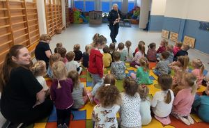 Policyjna wizyta w Przedszkolu Szmaragdowym - bezpieczeństwo maluchów na pierwszym miejscu