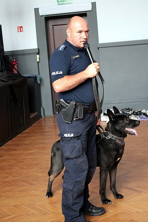 „BEZPIECZNE WAKACJE”: Policjanci odwiedzili kolejną półkolonię, tym razem w Pałacu Młodzieży