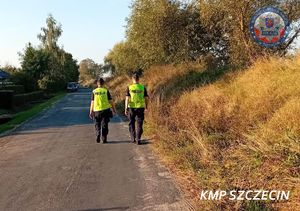 Zakaz poruszania się po wałach przeciwpowodziowych – działania szczecińskich policjantów w obliczu zagrożenia powodziowego