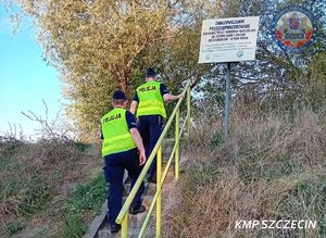 Zakaz poruszania się po wałach przeciwpowodziowych – działania szczecińskich policjantów w obliczu zagrożenia powodziowego