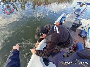 Policjanci z Referatu Wodnego wraz ze Strażnikami PZW zlikwidowali nielegalnie zainstalowaną sieć kłusowniczą na torze wodnym