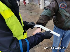 Szczecińscy policjanci apelują: zwiększ swoje bezpieczeństwo na drodze - odblaski ratują życie!