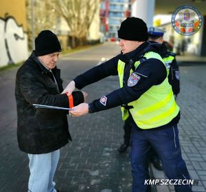 Szczecińscy policjanci apelują: zwiększ swoje bezpieczeństwo na drodze - odblaski ratują życie!