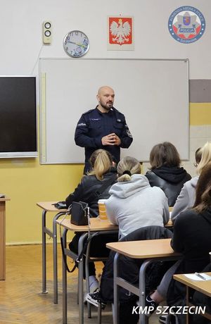 Szczecińscy policjanci promowali swój zawód – tym razem ze specyfiką służby w niebieskim mundurze zapoznali się słuchacze szkół Cosinus