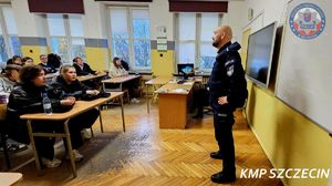 Szczecińscy policjanci promowali swój zawód – tym razem ze specyfiką służby w niebieskim mundurze zapoznali się słuchacze szkół Cosinus