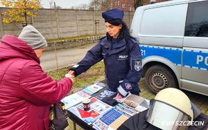 Funkcjonariusze szczecińskiej policji wspierali XIV Wielki Kiermasz Charytatywny “Paczka dla Bohatera”