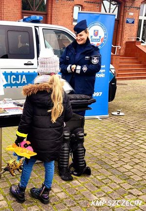 Funkcjonariusze szczecińskiej policji wspierali XIV Wielki Kiermasz Charytatywny “Paczka dla Bohatera”