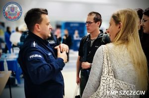 Giełda Pracy Uniwersytetu Szczecińskiego – policjanci zachęcali do służby w niebieskim mundurze