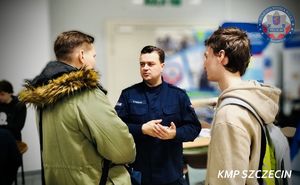 Giełda Pracy Uniwersytetu Szczecińskiego – policjanci zachęcali do służby w niebieskim mundurze