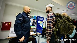 Giełda Pracy Uniwersytetu Szczecińskiego – policjanci zachęcali do służby w niebieskim mundurze