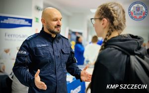 Giełda Pracy Uniwersytetu Szczecińskiego – policjanci zachęcali do służby w niebieskim mundurze