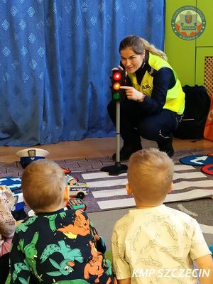 Edukacja najmłodszych w ramach działań „Bezpieczne Ferie” - policjanci z Wydziału Ruchu Drogowego uczyli zasad bezpieczeństwa na drodze