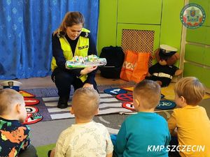 Edukacja najmłodszych w ramach działań „Bezpieczne Ferie” - policjanci z Wydziału Ruchu Drogowego uczyli zasad bezpieczeństwa na drodze