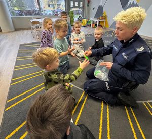 Edukacja przez zabawę – policjantki odwiedziły przedszkolaków z „Bajkolandii”