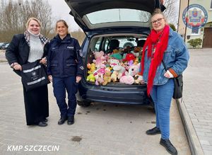 Policjanci ze szczecińskiej „Drogówki” wraz z pracownikami policji wzięli udział w akcji „Pluszaki wspierają kociaki”