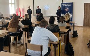 Policjanci z Komisariatu Szczecin–Dąbie promowali swój zawód wśród młodzieży