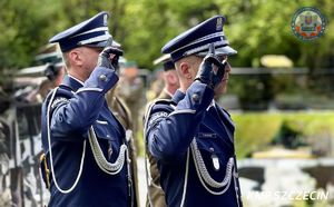 Święto Flagi w Szczecinie: Policja w hołdzie biało-czerwonej
