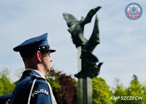 Święto Flagi w Szczecinie: Policja w hołdzie biało-czerwonej
