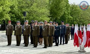 Święto Flagi w Szczecinie: Policja w hołdzie biało-czerwonej