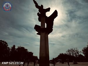 Święto Flagi w Szczecinie: Policja w hołdzie biało-czerwonej