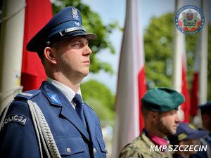 Święto Flagi w Szczecinie: Policja w hołdzie biało-czerwonej