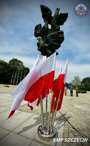 Święto Flagi w Szczecinie: Policja w hołdzie biało-czerwonej