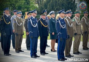 Święto Flagi w Szczecinie: Policja w hołdzie biało-czerwonej