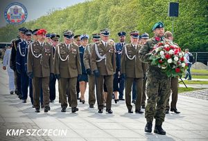 Święto Flagi w Szczecinie: Policja w hołdzie biało-czerwonej